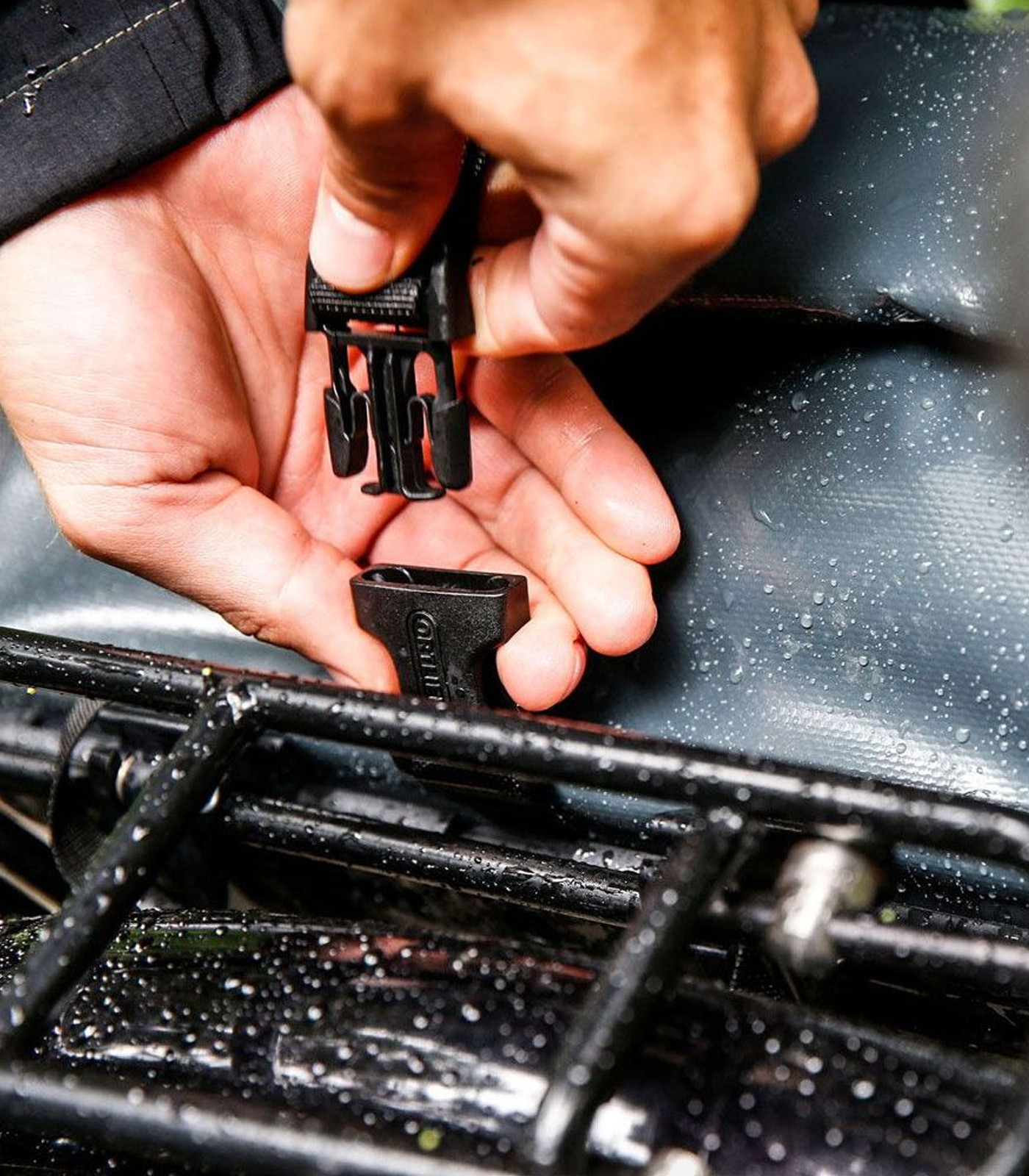 Ein Paar wasserdichte Fahrradtaschen ORTLIEB